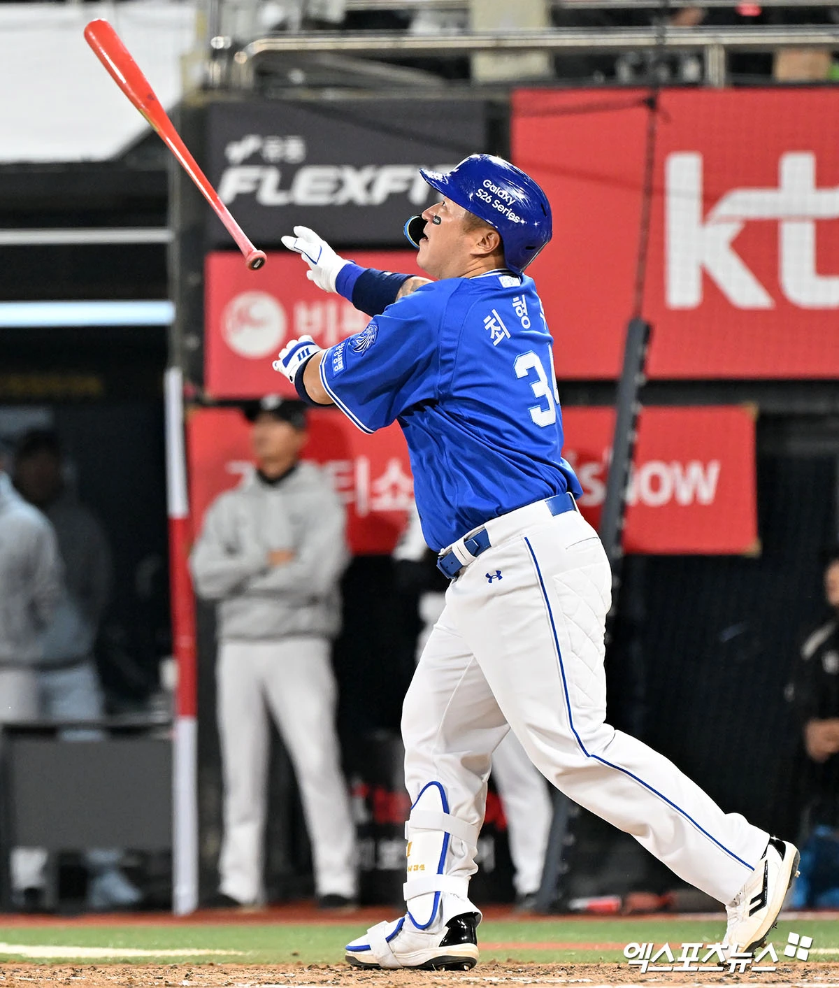 3일 오후 수원KT위즈파크에서 열린 '2026 신한 SOL Bank KBO리그' 삼성 라이온즈와 KT 위즈의 경기, 8회초 2사 2루 삼성 최형우가 타격을 하고 있다. 결과는 우익수 플라이 아웃. 엑스포츠뉴스 DB