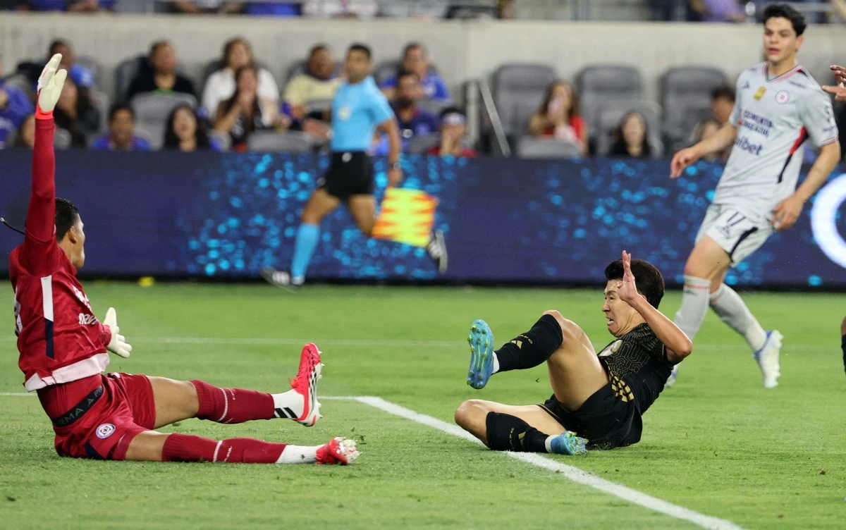 LAFC가 8일(한국시간) 미국 캘리포니아주 로스앤젤레스에 있는 BMO 스타디움에서 열린 크루스 아술(멕시코)과의 2026 북중미카리브해연맹(CONCACAF) 챔피언스컵 8강 1차전에서 손흥민의 결승 골을 앞세워 3-0 완승을 거뒀다. 이 대회 디펜딩 챔피언 크루스 아술을 상대로 LAFC는 빠르고 날카로운 역습을 무기로 골망을 흔들며 4강 진출 가능성을 한껏 높였다. 손흥민은 레알 에스파냐(온두라스)와의 대회 1라운드 1차전 당시 페널티킥 득점 이후 기나긴 침묵을 11경기 만에 깨며 시즌 2호골을 터뜨렸다. 시즌 첫 필드골이기도 하다. 연합뉴스