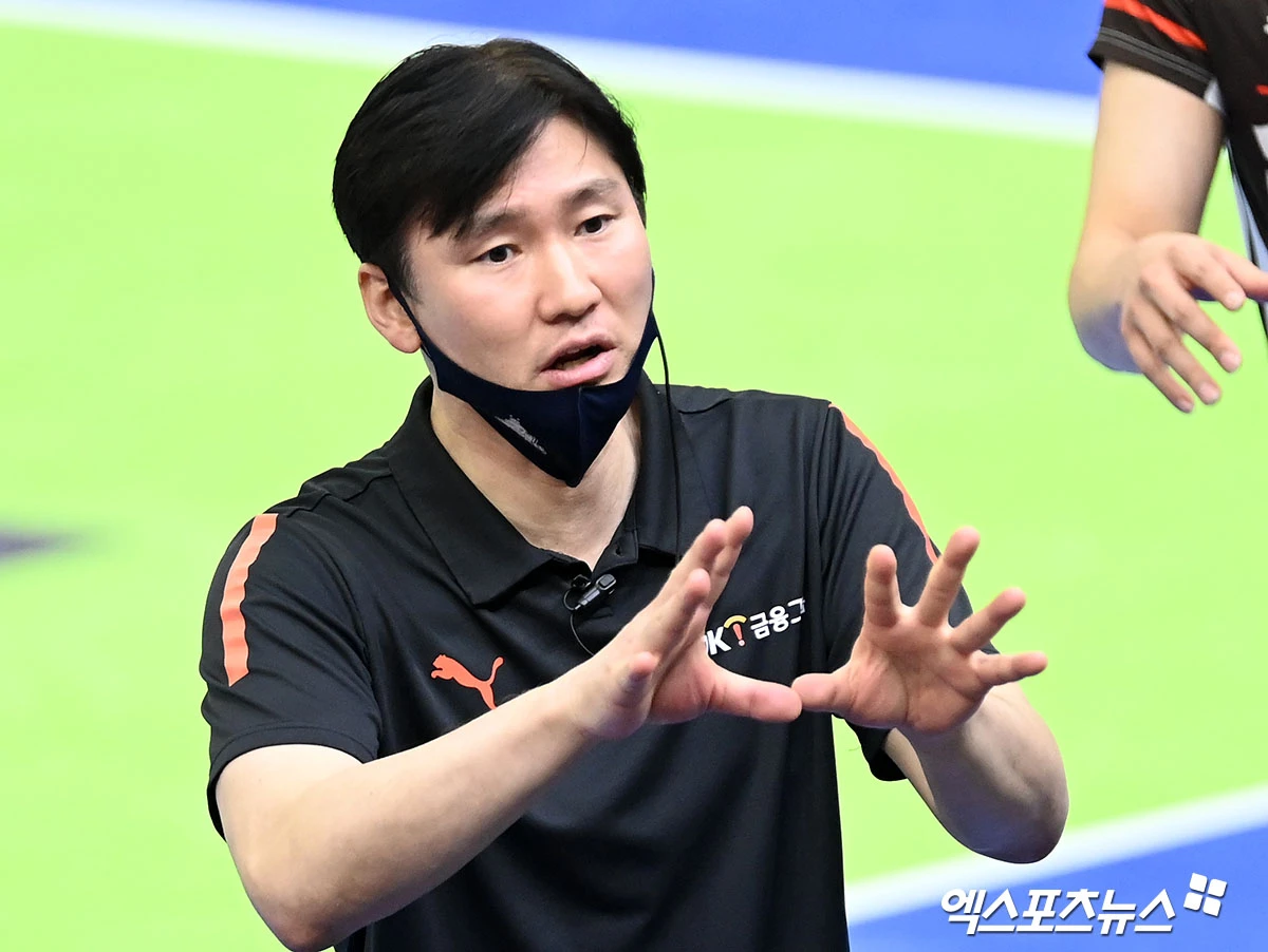 13일 오후 수원실내체육관에서 열린 '도드람 2022-2023시즌 V-리그' 한국전력과 OK금융그룹의 경기, OK금융그룹 석진욱 감독이 비디오 판독 결과에 대해 항의를 하고 있다. 엑스포츠뉴스 DB
