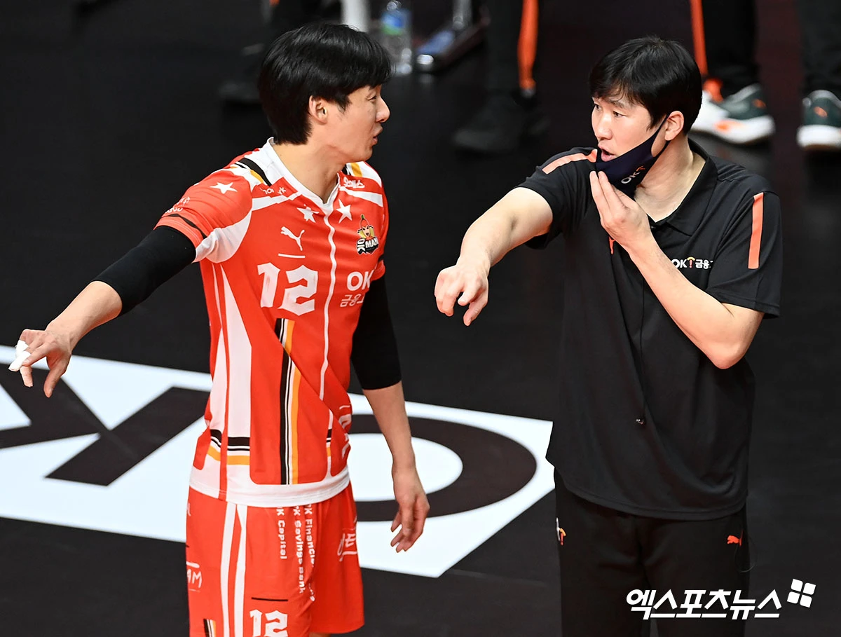 2일 오후 경기도 안산 상록수체육관에서 열린 '도드람 2022-2023 V리그' OK저축은행과 삼성화재의 경기, OK금융그룹 석진욱 감독이 전병선에게 위치를 지시하고 있다. 엑스포츠뉴스 DB