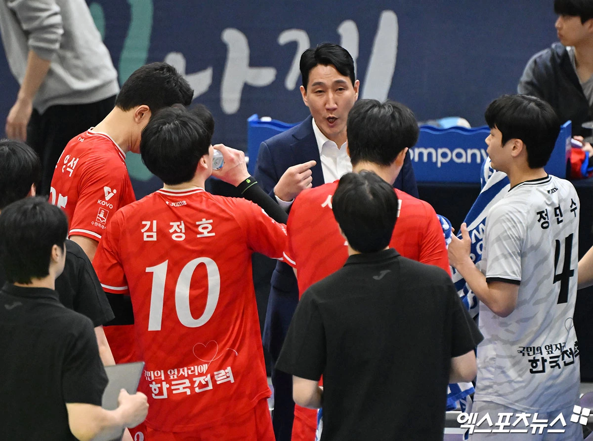 18일 오후 경기도 수원실내체육관에서 열린 '진에어 2025-2026 V-리그' 한국전력과 KB손해보험의 경기, 한국전력 권영민 감독이 작전타임을 갖고 있다. 엑스포츠뉴스 DB