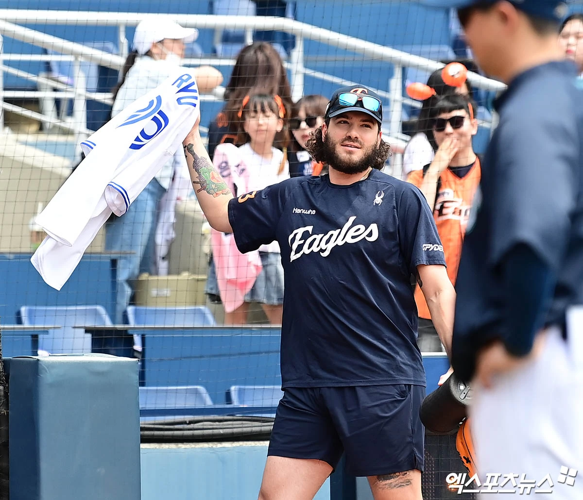 31일 오후 경상남도 창원NC파크에서 열리는 '2025 신한 SOL Bank KBO리그' 한화 이글스와 NC 다이노스의 경기에 앞서 한화 폰세가 팬에게서 류현진의 토론토 시절 유니폼을 선물 받고 있다. 엑스포츠뉴스 DB