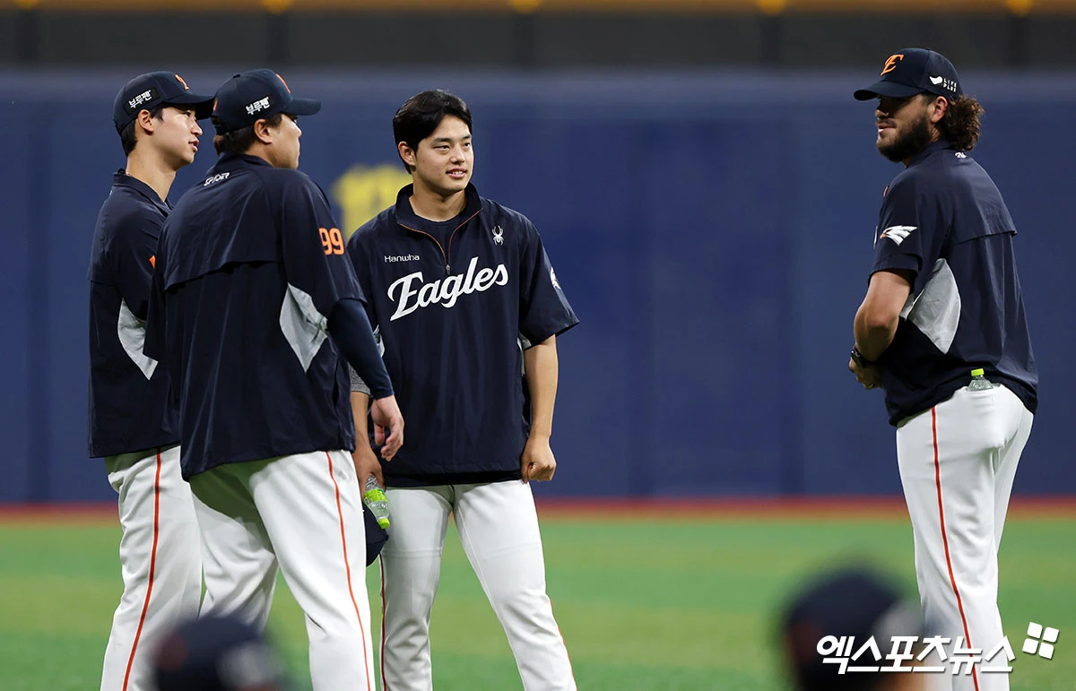 6일 오후 서울 구로구 고척스카이돔에서 열린 '2025 신한 SOL Bank KBO리그' 한화 이글스와 키움 히어로즈의 경기, 경기 전 한화 엄상백 류현진 문동주 폰세가 대화를 나누고 있다. 엑스포츠뉴스 DB