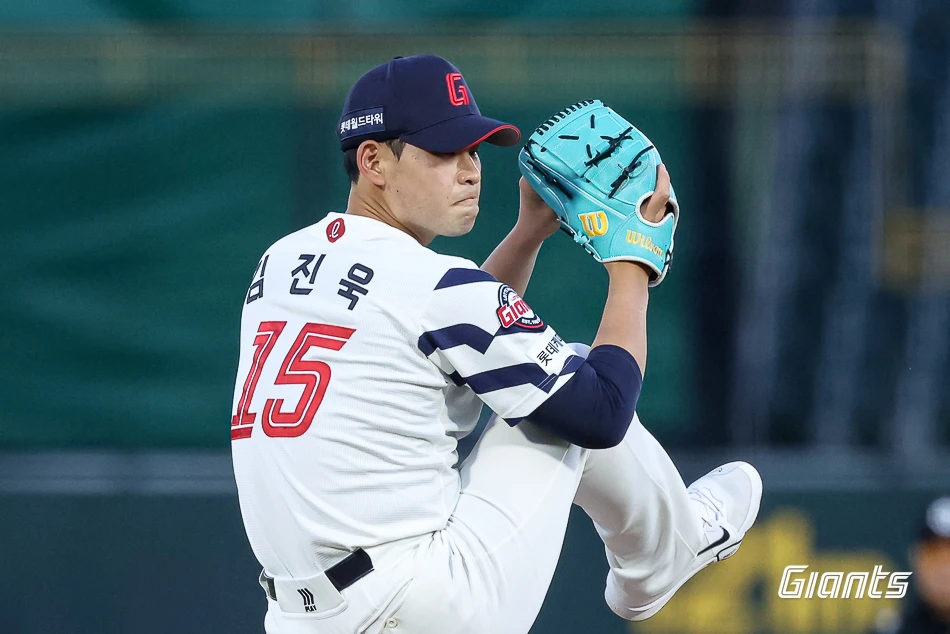 롯데 자이언츠는 8일 부산 사직야구장에서 열린 KT 위즈와 2026 신한 SOL Bank KBO 리그 정규시즌 홈경기에서 6-1 승리를 거뒀다. 이로써 롯데는 지난달 31일 창원 NC 다이노스전 이후 이어졌던 7연패의 사슬을 마침내 끊을 수 있었다. 여기에 올 시즌 5번째 경기 만에 홈 승리를 따낼 수 있었다. 반면 KT는 2연승이 마감되면서 좋은 흐름이 잠시 멈추게 됐다. 롯데 자이언츠 