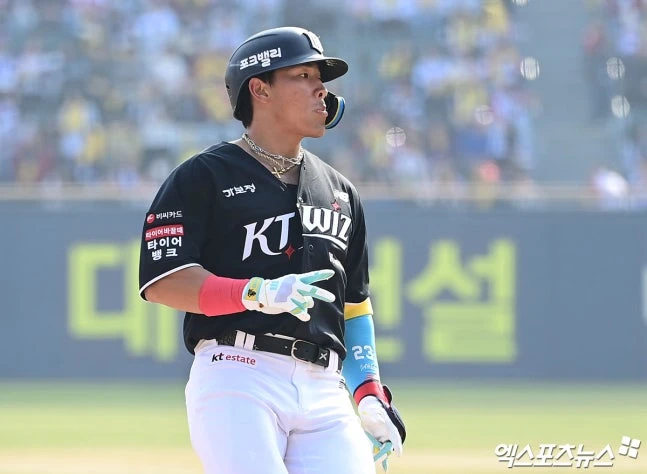 롯데 자이언츠는 8일 부산 사직야구장에서 열린 KT 위즈와 2026 신한 SOL Bank KBO 리그 정규시즌 홈경기에서 6-1 승리를 거뒀다. 이로써 롯데는 지난달 31일 창원 NC 다이노스전 이후 이어졌던 7연패의 사슬을 마침내 끊을 수 있었다. 여기에 올 시즌 5번째 경기 만에 홈 승리를 따낼 수 있었다. 반면 KT는 2연승이 마감되면서 좋은 흐름이 잠시 멈추게 됐다. 롯데 자이언츠 