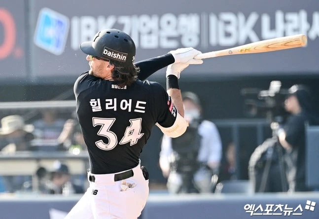 롯데 자이언츠는 8일 부산 사직야구장에서 열린 KT 위즈와 2026 신한 SOL Bank KBO 리그 정규시즌 홈경기에서 6-1 승리를 거뒀다. 이로써 롯데는 지난달 31일 창원 NC 다이노스전 이후 이어졌던 7연패의 사슬을 마침내 끊을 수 있었다. 여기에 올 시즌 5번째 경기 만에 홈 승리를 따낼 수 있었다. 반면 KT는 2연승이 마감되면서 좋은 흐름이 잠시 멈추게 됐다. 롯데 자이언츠 