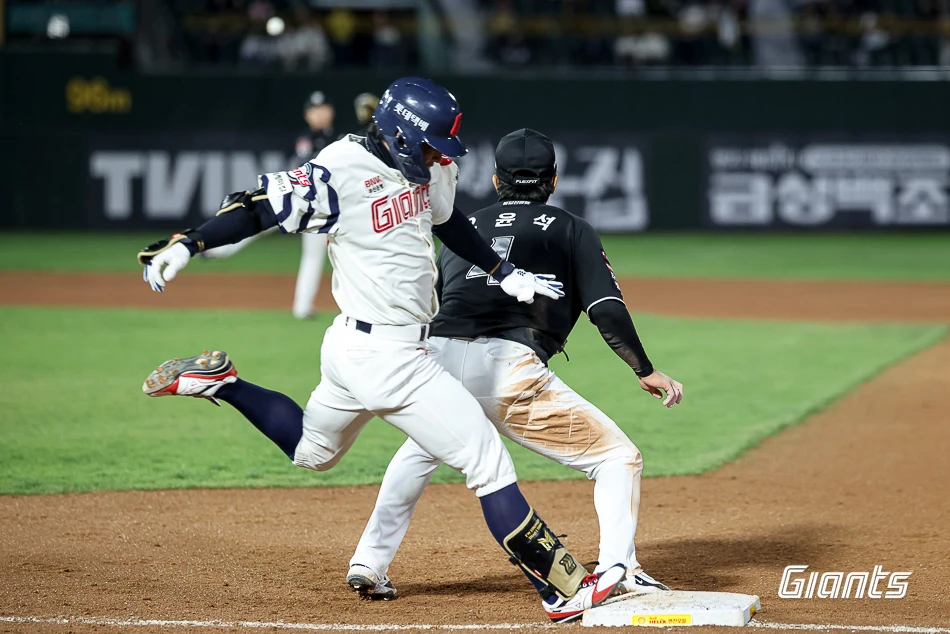 롯데 자이언츠는 8일 부산 사직야구장에서 열린 KT 위즈와 2026 신한 SOL Bank KBO 리그 정규시즌 홈경기에서 6-1 승리를 거뒀다. 이로써 롯데는 지난달 31일 창원 NC 다이노스전 이후 이어졌던 7연패의 사슬을 마침내 끊을 수 있었다. 여기에 올 시즌 5번째 경기 만에 홈 승리를 따낼 수 있었다. 반면 KT는 2연승이 마감되면서 좋은 흐름이 잠시 멈추게 됐다. 롯데 자이언츠 