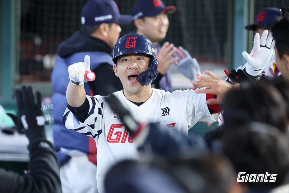 롯데 자이언츠는 8일 부산 사직야구장에서 열린 KT 위즈와 2026 신한 SOL Bank KBO 리그 정규시즌 홈경기에서 6-1 승리를 거뒀다. 이로써 롯데는 지난달 31일 창원 NC 다이노스전 이후 이어졌던 7연패의 사슬을 마침내 끊을 수 있었다. 여기에 올 시즌 5번째 경기 만에 홈 승리를 따낼 수 있었다. 반면 KT는 2연승이 마감되면서 좋은 흐름이 잠시 멈추게 됐다. 롯데 자이언츠 