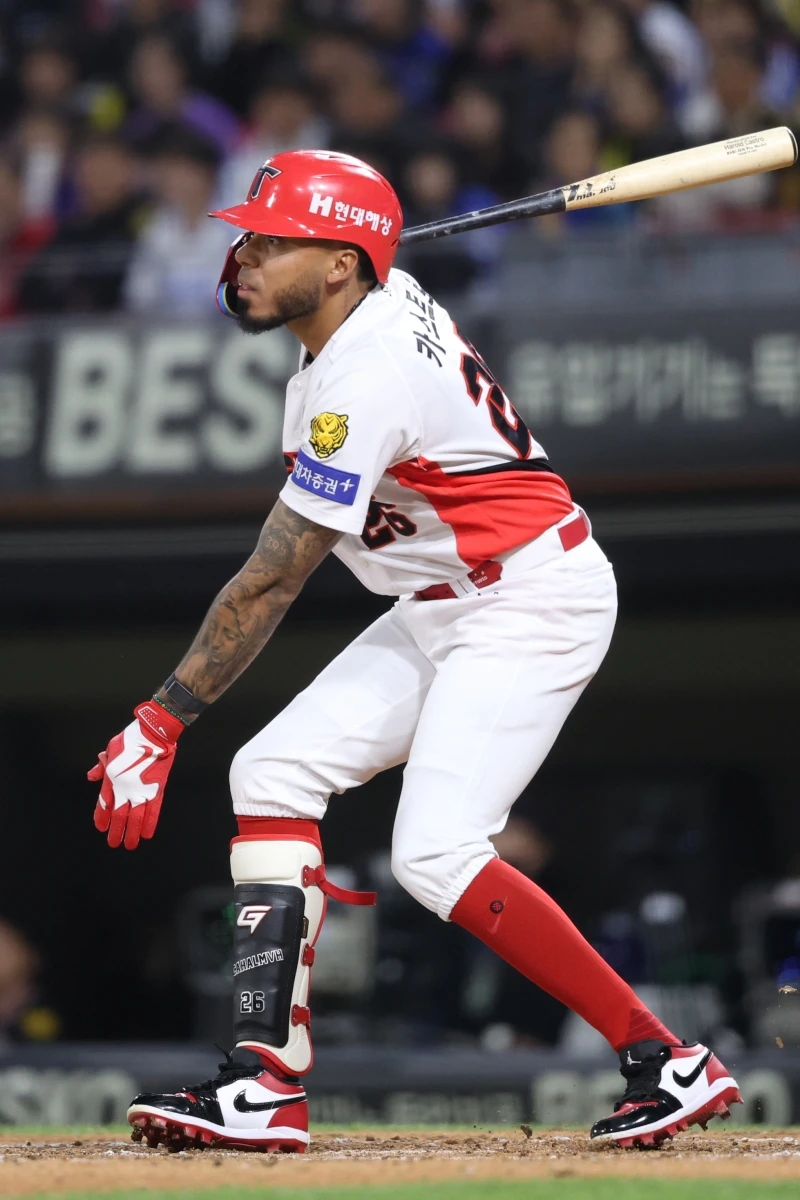8일 오후 광주-KIA챔피언스필드에서 열린 '2026 신한 SOL KBO리그' 삼성 라이온즈와 KIA 타이거즈의 경기, 2회말 2사 만루 KIA 해럴드 카스트로가 3타점 2루타를 날리고 있다. KIA 타이거즈
