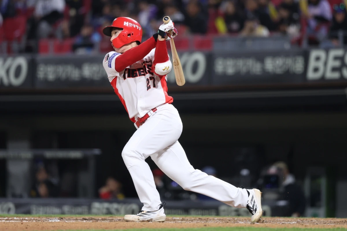 8일 오후 광주-KIA챔피언스필드에서 열린 '2026 신한 SOL KBO리그' 삼성 라이온즈와 KIA 타이거즈의 경기, 5회말 1사 1, 2루 KIA 김호령이 1타점 적시타를 날리고 있다. KIA 타이거즈