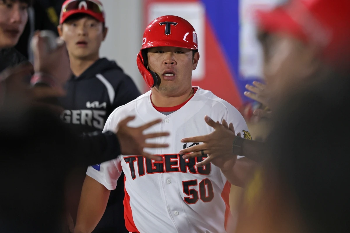 8일 오후 광주-KIA챔피언스필드에서 열린 '2026 신한 SOL KBO리그' 삼성 라이온즈와 KIA 타이거즈의 경기, 5회말 1사 1, 2루 KIA 박상준이 김호령의 1타점 적시타 때 득점한 뒤 동료들과 기쁨을 나누고 있다. KIA 타이거즈