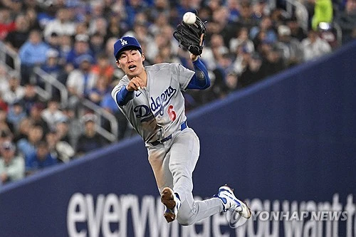 미국 메이저리그 LA 다저스에서 뛰고 있는 김혜성이 9일(한국시간) 캐나다 온타리오 주 토론토의 로저스 센터에서 열린 2026 메이저리그 토론토 블루제이스와의 원정 경기에 선발 라인업 제외 후 출전 기회를 얻지 못했다. 사진 연합뉴스