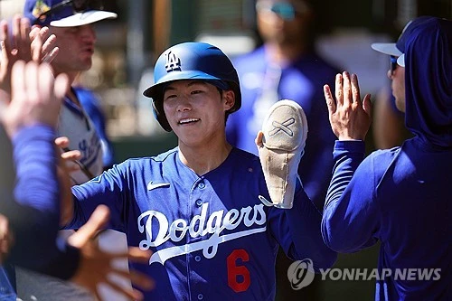 미국 메이저리그 LA 다저스에서 뛰고 있는 김혜성이 9일(한국시간) 캐나다 온타리오 주 토론토의 로저스 센터에서 열린 2026 메이저리그 토론토 블루제이스와의 원정 경기에 선발 라인업 제외 후 출전 기회를 얻지 못했다. 사진 연합뉴스