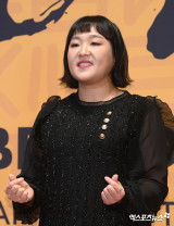 "불편하고 웃겨" 이수지, 단순 밈→논쟁 선도…유튜브 문제작 또 탄생 [엑's 이슈]