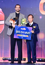 외국선수 MVP 수상한 아셈 마레이[포토]