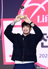 켐바오 '귀여운 트로피 포즈'[포토]