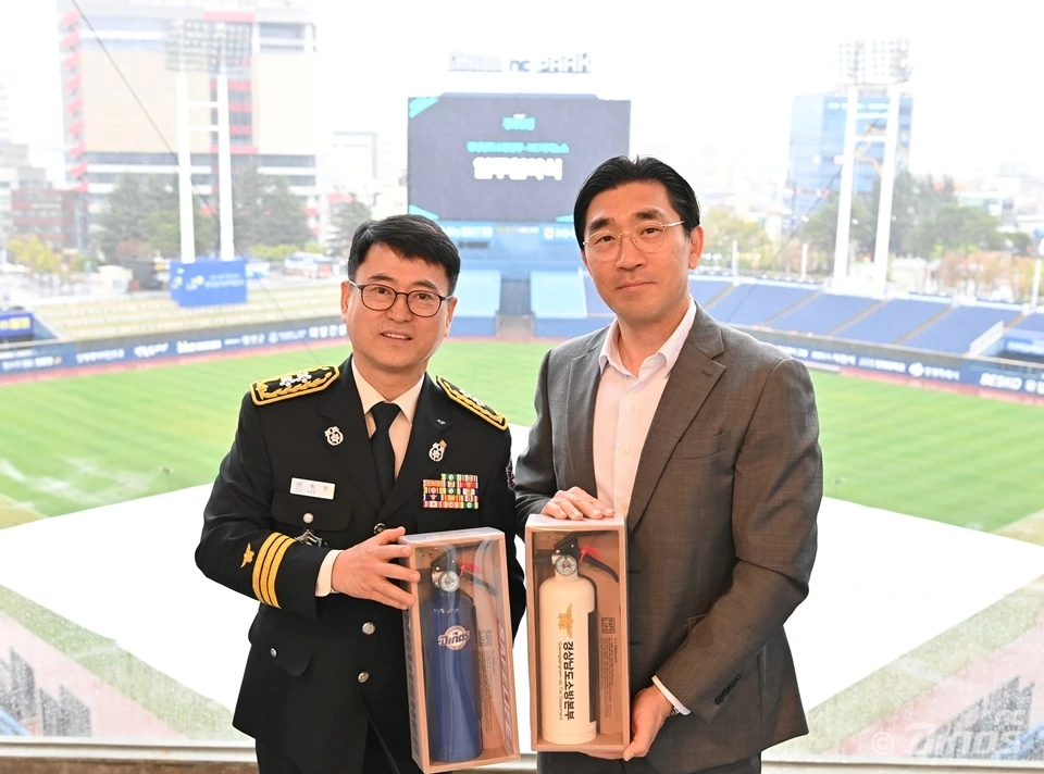 이동원 경상남도 소방본부장(우)과 이진만 NC 다이노스 대표. NC 다이노스