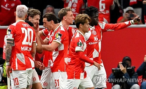 마인츠가 10일(한국시간) 독일 마인츠에 있는 메바 아레나에서 열린 스트라스부르(프랑스)와의 2025-2026시즌 유럽축구연맹(UEFA) 콘퍼런스리그 8강 1차전에서 2-0으로 승리했다. 이재성이 빠진 가운데 마인츠는 일본 국가대표 미드필더 사노 가이슈의 맹활약 속에 승리하며 4강 진출에 유리한 고지를 점했다. 이재성은 2월 독일 매체 '빌트'와 인터뷰에서 팀의 목표는 (콘퍼런스리그) 우승이다라며 우승에 대한 열망을 드러낸 바 있는데 동료들이 자신이 없는 가운데 더 높은 곳을 향하기 위한 발판을 마련해줬다. 연합뉴스