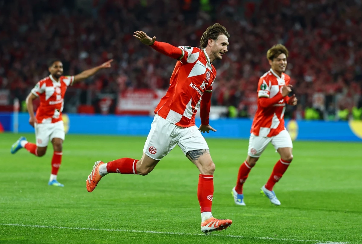 마인츠가 10일(한국시간) 독일 마인츠에 있는 메바 아레나에서 열린 스트라스부르(프랑스)와의 2025-2026시즌 유럽축구연맹(UEFA) 콘퍼런스리그 8강 1차전에서 2-0으로 승리했다. 이재성이 빠진 가운데 마인츠는 일본 국가대표 미드필더 사노 가이슈의 맹활약 속에 승리하며 4강 진출에 유리한 고지를 점했다. 이재성은 2월 독일 매체 '빌트'와 인터뷰에서 팀의 목표는 (콘퍼런스리그) 우승이다라며 우승에 대한 열망을 드러낸 바 있는데 동료들이 자신이 없는 가운데 더 높은 곳을 향하기 위한 발판을 마련해줬다. 연합뉴스