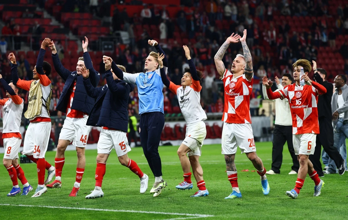 마인츠가 10일(한국시간) 독일 마인츠에 있는 메바 아레나에서 열린 스트라스부르(프랑스)와의 2025-2026시즌 유럽축구연맹(UEFA) 콘퍼런스리그 8강 1차전에서 2-0으로 승리했다. 이재성이 빠진 가운데 마인츠는 일본 국가대표 미드필더 사노 가이슈의 맹활약 속에 승리하며 4강 진출에 유리한 고지를 점했다. 이재성은 2월 독일 매체 '빌트'와 인터뷰에서 팀의 목표는 (콘퍼런스리그) 우승이다라며 우승에 대한 열망을 드러낸 바 있는데 동료들이 자신이 없는 가운데 더 높은 곳을 향하기 위한 발판을 마련해줬다. 연합뉴스