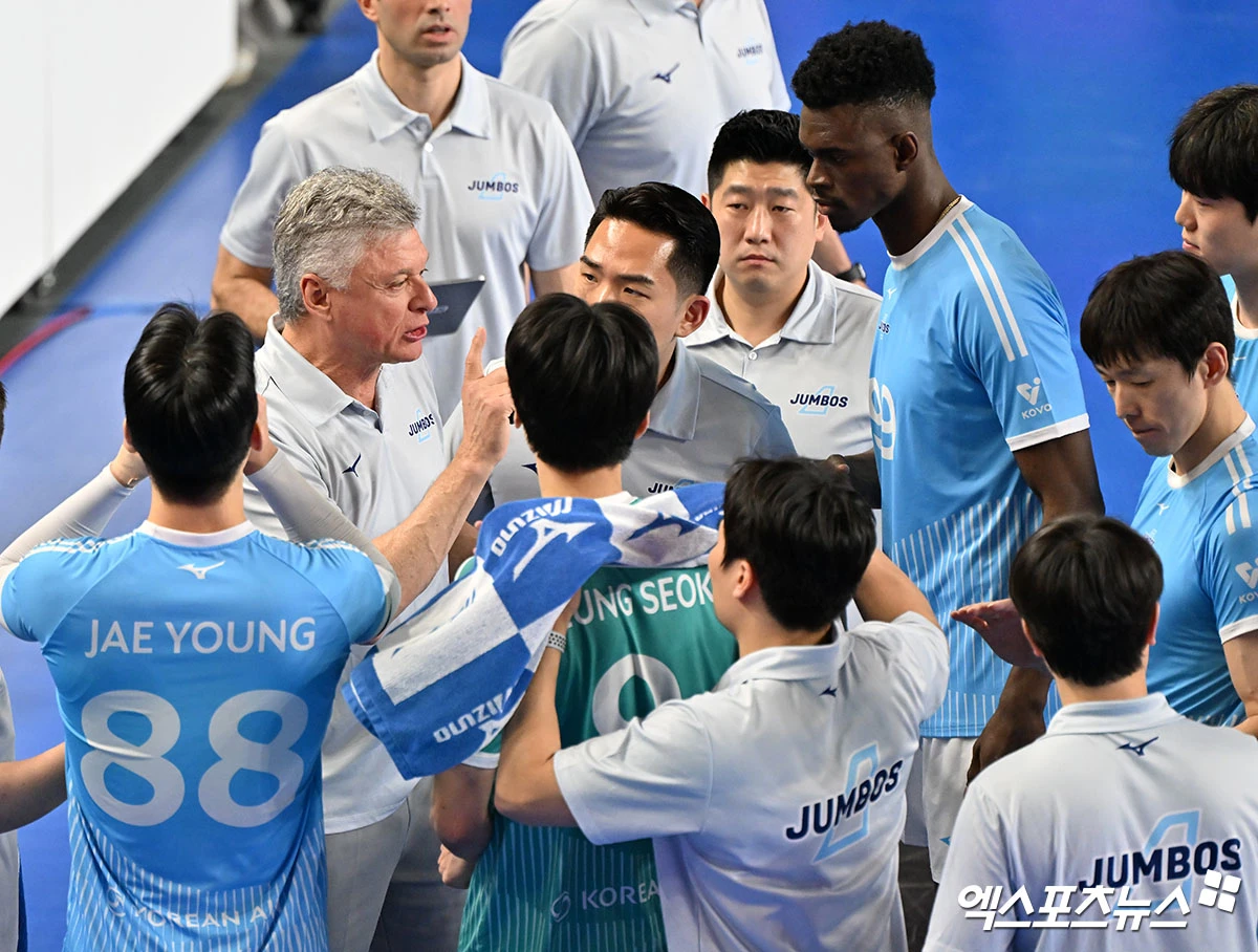 8일 오후 충남 천안유관순체육관에서 열린 '진에어 2025-2026 V-리그' 현대캐피탈과 대한항공의 챔피언결정전 4차전 경기, 대한항공 헤난 감독이 작전타임을 갖고 있다. 엑스포츠뉴스 DB