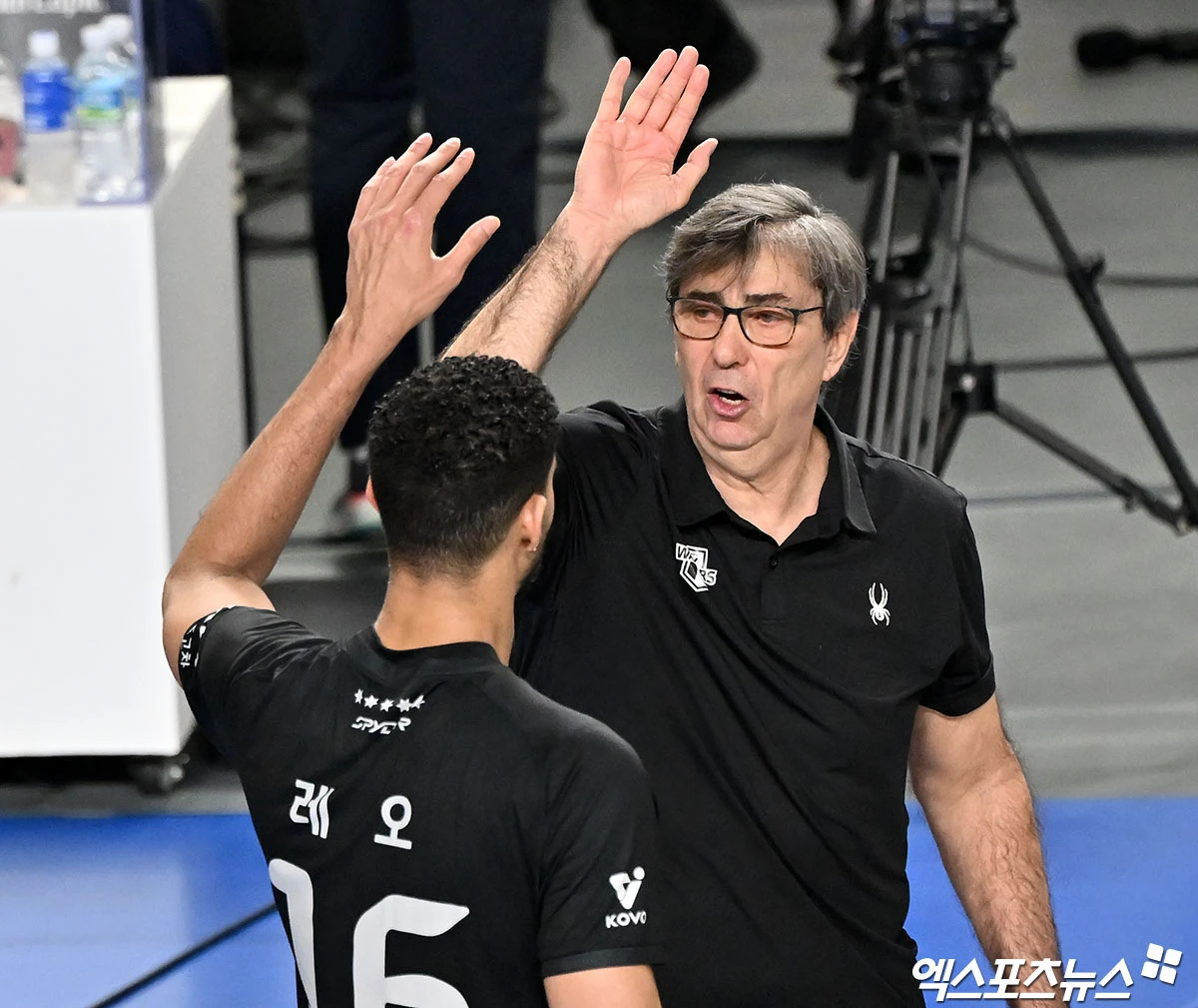 8일 오후 충남 천안유관순체육관에서 열린 '진에어 2025-2026 V-리그' 현대캐피탈과 대한항공의 챔피언결정전 4차전 경기, 현대캐피탈이 대한항공에 세트스코어 3:0(25-23 25-23 31-29) 승리를 거두며 '0% 기적' 불씨를 살렸다.  현대캐피탈 필립 블랑 감독이 레오와 하이파이브를 하고 있다. 엑스포츠뉴스 DB
