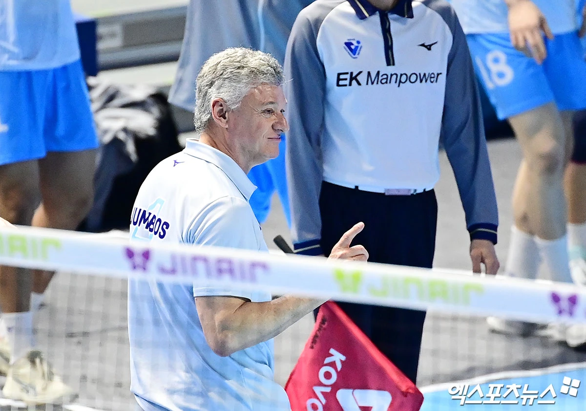 10일 오후 인천 계양체육관에서 열린 '진에어 2025-2026 V-리그' 대한항공과 현대캐피탈의 챔피언결정전 5차전 경기, 대한항공 헤난 달 조토 감독이 선수들을 격려하고 있다. 인천, 박지영 기자