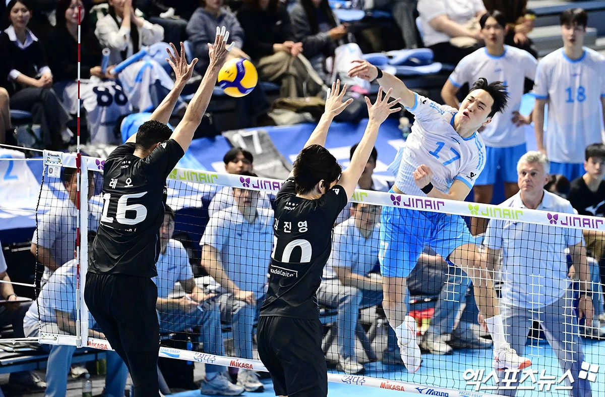 10일 오후 인천 계양체육관에서 열린 '진에어 2025-2026 V-리그' 대한항공과 현대캐피탈의 챔피언결정전 5차전 경기, 대한항공 임동혁이 공격을 하고 있다. 인천, 박지영 기자