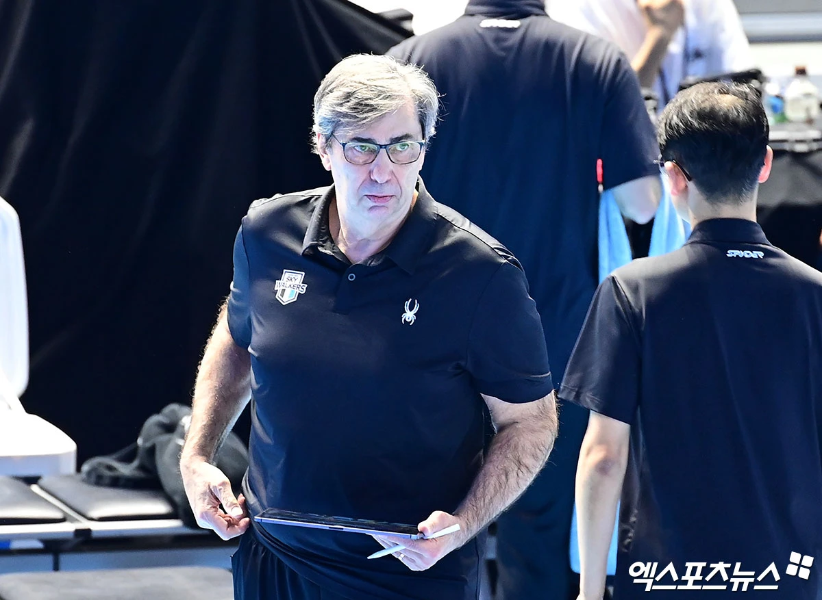 10일 오후 인천 계양체육관에서 열린 '진에어 2025-2026 V-리그' 대한항공과 현대캐피탈의 챔피언결정전 5차전 경기, 현대캐피탈 블랑 감독이 경기를 지켜보고 있다. 인천, 박지영 기자
