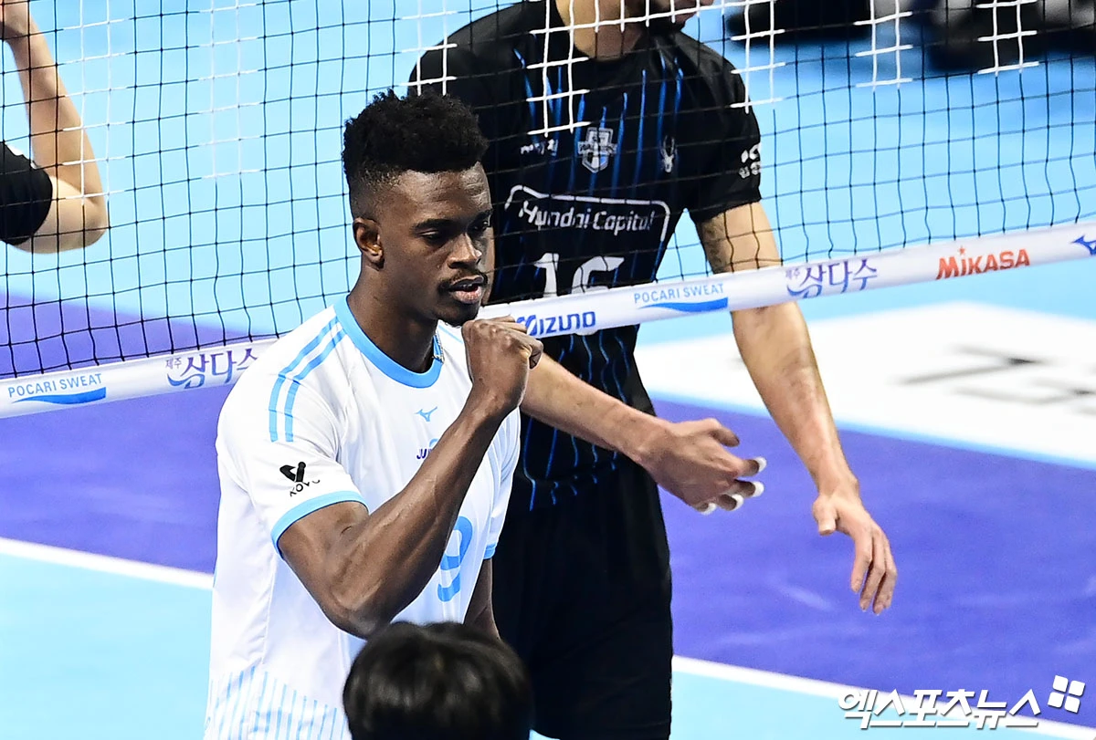 10일 오후 인천 계양체육관에서 열린 '진에어 2025-2026 V-리그' 대한항공과 현대캐피탈의 챔피언결정전 5차전 경기, 대한항공 마쏘가 득점에 기뻐하고 있다. 인천, 박지영 기자