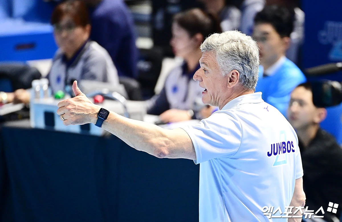 10일 오후 인천 계양체육관에서 열린 '진에어 2025-2026 V-리그' 대한항공과 현대캐피탈의 챔피언결정전 5차전 경기, 대한항공 헤난 달 조토 감독이 선수들을 격려하고 있다. 인천, 박지영 기자