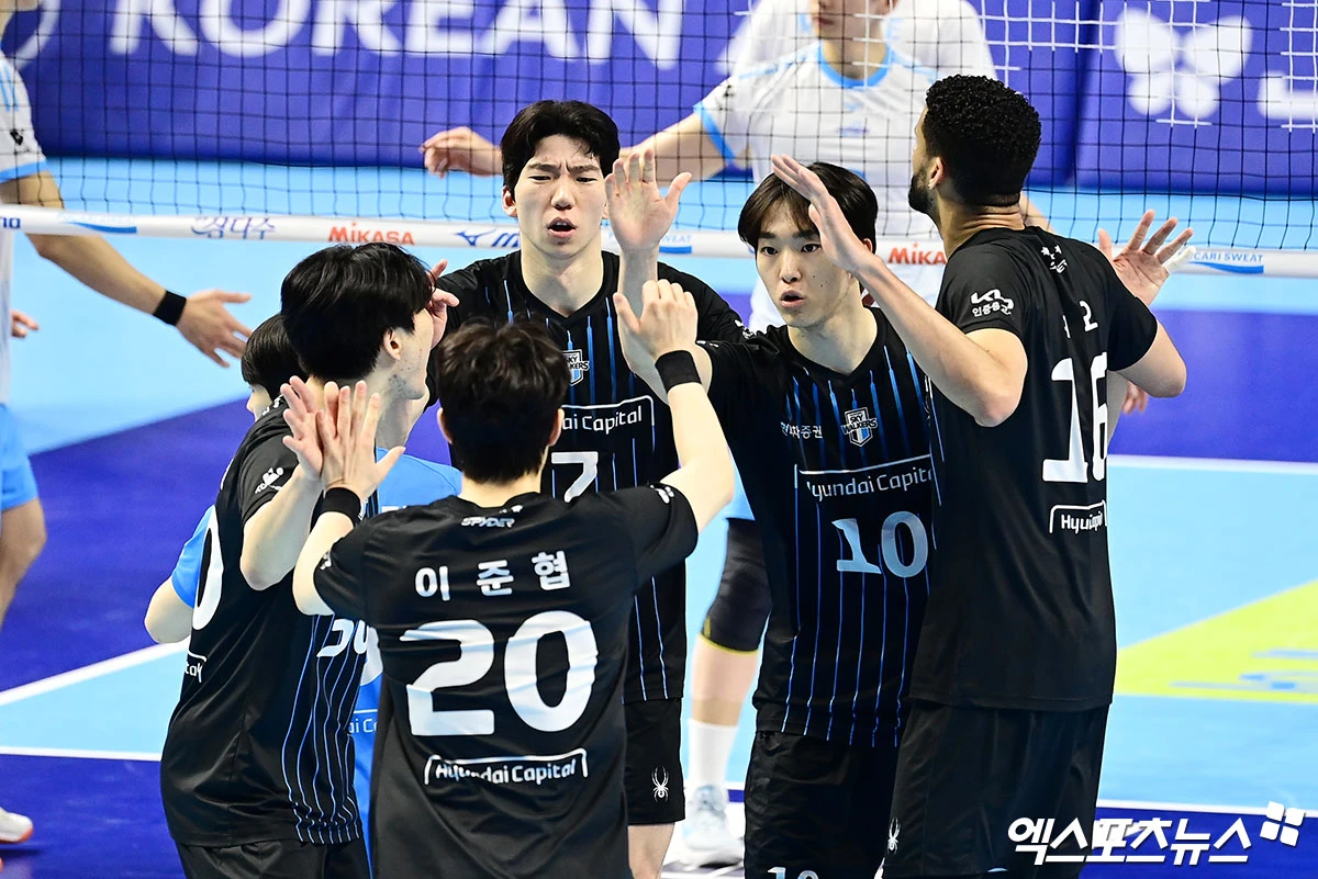 10일 오후 인천 계양체육관에서 열린 '진에어 2025-2026 V-리그' 대한항공과 현대캐피탈의 챔피언결정전 5차전 경기, 현대캐피탈 선수들이 득점에 기뻐하고 있다. 인천, 박지영 기자