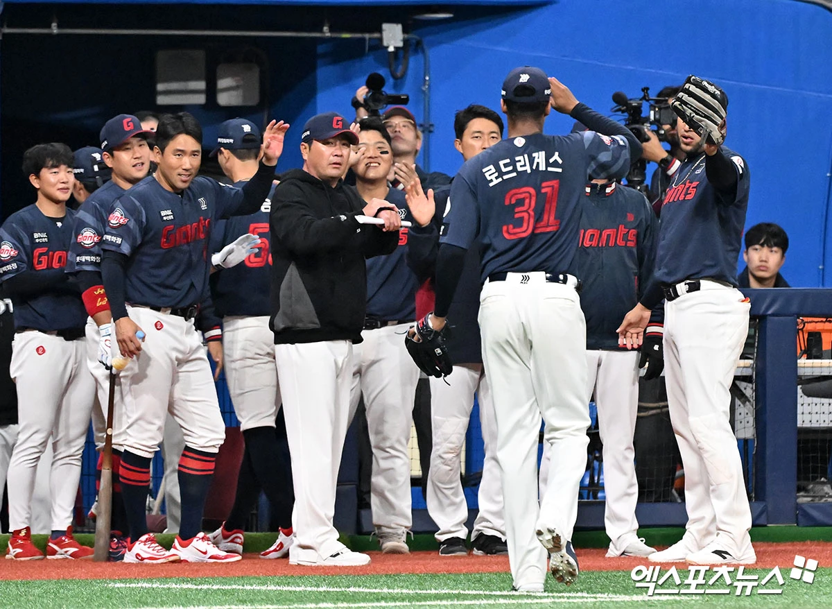 김태형 감독이 이끄는 롯데 자이언츠가 새 외국인 투수 엘빈 로드리게스의 호투를 앞세워 7연패 탈출 후 연승을 내달렸다. 롯데는 10일 서울 고척스카이돔에서 열린 2026 신한 SOL KBO리그 키움 히어로즈와의 팀 간 1차전에서 3-1로 이겼다. 지난 8일 KT 위즈를 6-1로 제압하고 7연패의 사슬을 끊어낸 기세를 몰아 연승의 기쁨을 맛봤다. 롯데는 이날 선발투수로 나선 로드리게스의 호투가 빛났다. 로드리게스는 8이닝 4피안타 1피홈런 11탈삼진 1실점으로 키움 타선을 잠재우고 시즌 2승을 수확했다. 고척, 김한준 기자