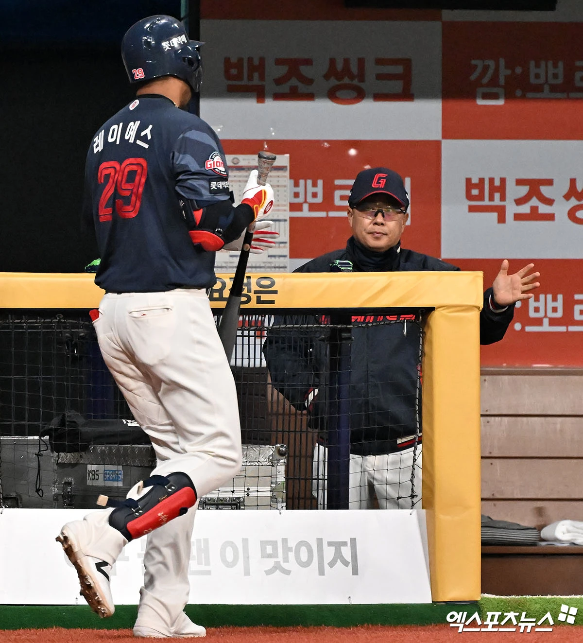 김태형 감독이 이끄는 롯데 자이언츠가 새 외국인 투수 엘빈 로드리게스의 호투를 앞세워 7연패 탈출 후 연승을 내달렸다. 롯데는 10일 서울 고척스카이돔에서 열린 2026 신한 SOL KBO리그 키움 히어로즈와의 팀 간 1차전에서 3-1로 이겼다. 지난 8일 KT 위즈를 6-1로 제압하고 7연패의 사슬을 끊어낸 기세를 몰아 연승의 기쁨을 맛봤다. 롯데는 이날 선발투수로 나선 로드리게스의 호투가 빛났다. 로드리게스는 8이닝 4피안타 1피홈런 11탈삼진 1실점으로 키움 타선을 잠재우고 시즌 2승을 수확했다. 고척, 김한준 기자