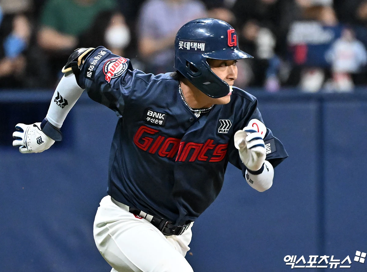 김태형 감독이 이끄는 롯데 자이언츠가 새 외국인 투수 엘빈 로드리게스의 호투를 앞세워 7연패 탈출 후 연승을 내달렸다. 롯데는 10일 서울 고척스카이돔에서 열린 2026 신한 SOL KBO리그 키움 히어로즈와의 팀 간 1차전에서 3-1로 이겼다. 지난 8일 KT 위즈를 6-1로 제압하고 7연패의 사슬을 끊어낸 기세를 몰아 연승의 기쁨을 맛봤다. 롯데는 이날 선발투수로 나선 로드리게스의 호투가 빛났다. 로드리게스는 8이닝 4피안타 1피홈런 11탈삼진 1실점으로 키움 타선을 잠재우고 시즌 2승을 수확했다. 고척, 김한준 기자