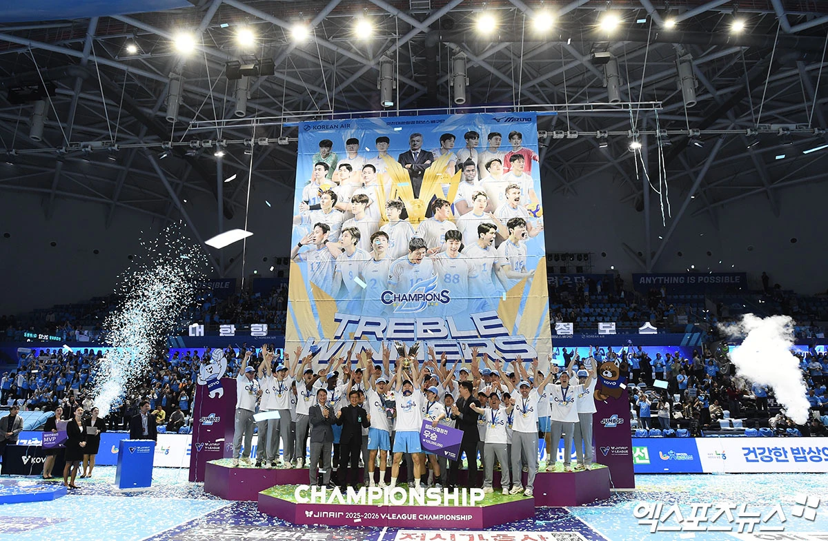 10일 오후 인천 계양체육관에서 열린 '진에어 2025-2026 V-리그' 대한항공과 현대캐피탈의 챔피언결정전 5차전 경기, 대한항공이 세트 스코어 3:1(25:18, 25:21, 19:25, 25:23)로 승리하며 트레블을 달성했다. 경기 종료 후 대한항공 선수들이 기념 촬영을 하고 있다. 인천, 박지영 기자