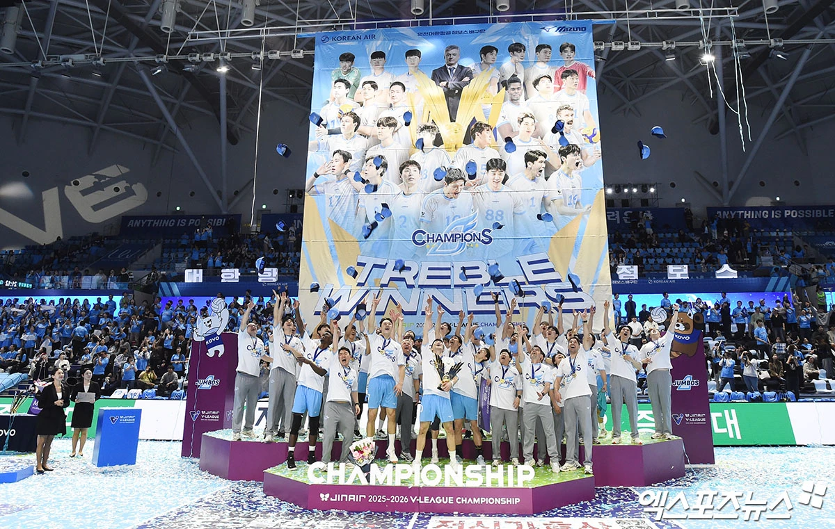 10일 오후 인천 계양체육관에서 열린 '진에어 2025-2026 V-리그' 대한항공과 현대캐피탈의 챔피언결정전 5차전 경기, 대한항공이 세트 스코어 3:1(25:18, 25:21, 19:25, 25:23)로 승리하며 트레블을 달성했다. 경기 종료 후 대한항공 선수들이 기념 촬영을 하고 있다. 인천, 박지영 기자