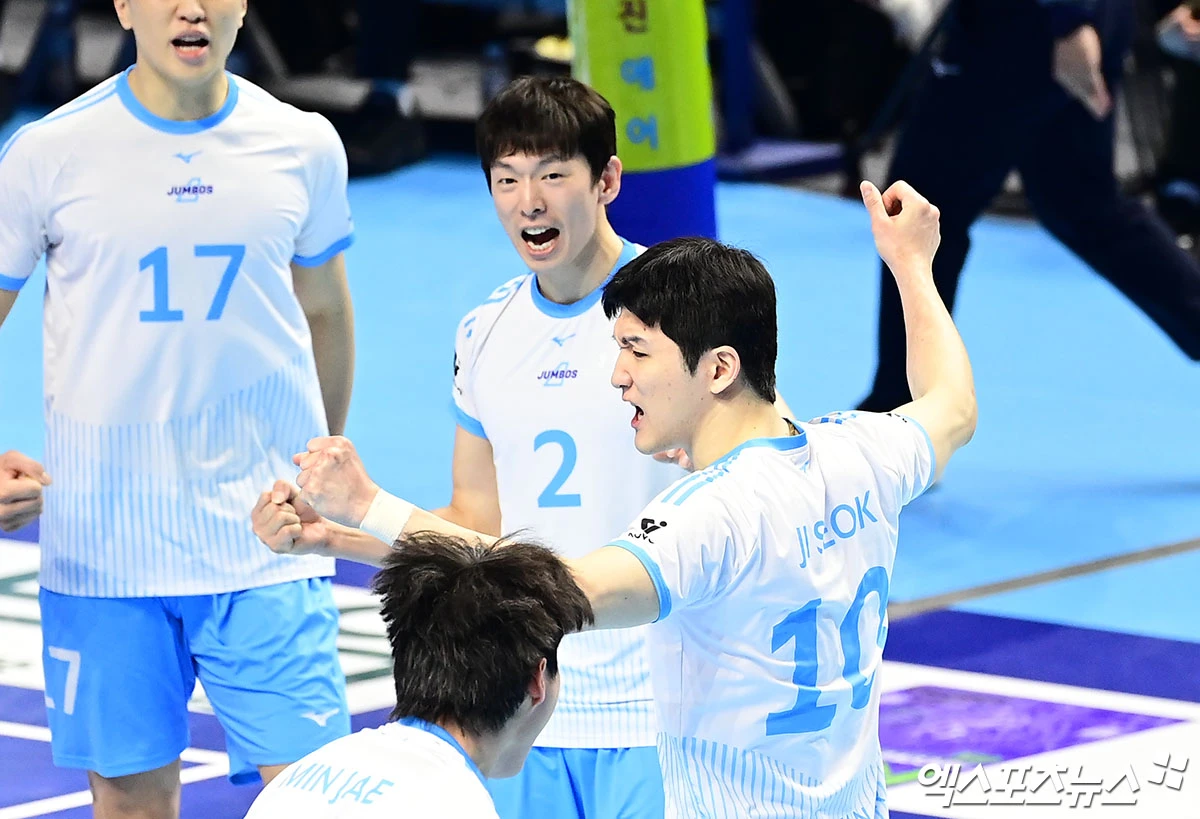 10일 오후 인천 계양체육관에서 열린 '진에어 2025-2026 V-리그' 대한항공과 현대캐피탈의 챔피언결정전 5차전 경기, 대한항공 한선수와 정지석이 득점에 기뻐하고 있다. 인천, 박지영 기자