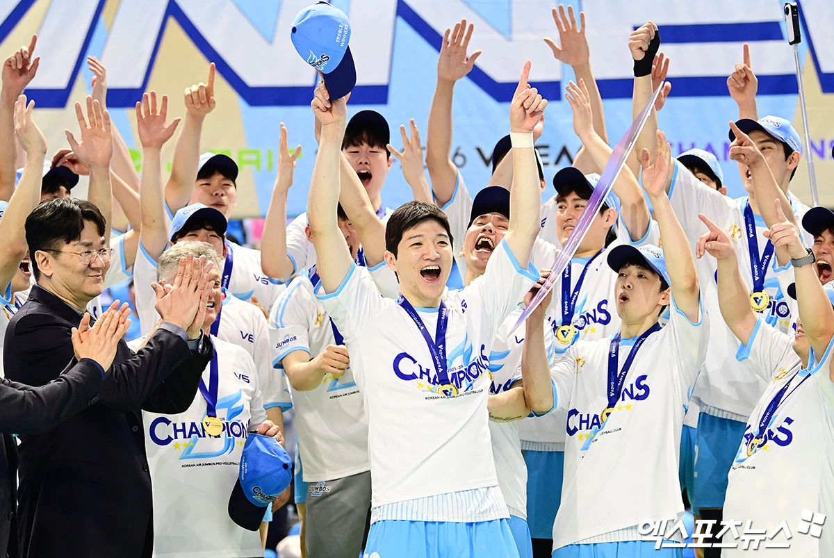 10일 오후 인천 계양체육관에서 열린 '진에어 2025-2026 V-리그' 대한항공과 현대캐피탈의 챔피언결정전 5차전 경기, 대한항공이 세트 스코어 3:1(25:18, 25:21, 19:25, 25:23)로 승리하며 트레블을 달성했다. 경기 종료 후 대한항공 정지석이 MVP를 수상하고 있다. 인천, 박지영 기자