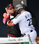 "오스틴·오지환·천성호가 타선 이끌어" 염갈량 승부수 적중→오랜만에 여유로운 대승…'치리노스 시즌 첫 승도 축하' [잠실 현장]