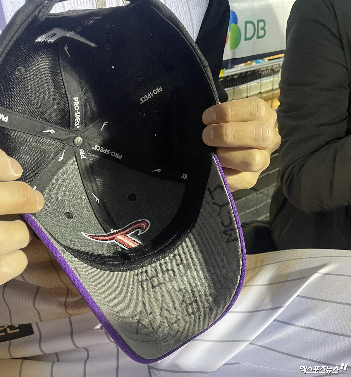 LG 트윈스 천성호의 모자챙. '자신감'이라는 문구와 함께 아내, 아들, 반려견의 이니셜이 적혀 있다. 잠실, 김유민 기자