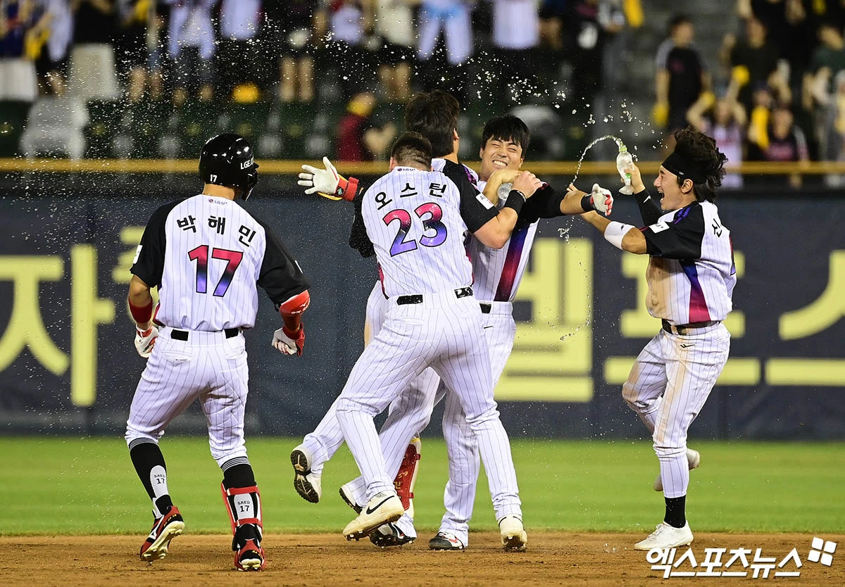 지난해 8월 8일 오후 서울 송파구 잠실야구장에서 열린 '2025 신한 SOL Bank KBO리그' 한화 이글스와 LG 트윈스의 경기, LG가 연장 10회말 1사 만루에서 터진 천성호의 끝내기 안타에 힘입어 승리하며 1위를 수성했다. LG 천성호가 동료들과 기쁨을 나누고 있다. 엑스포츠뉴스 DB