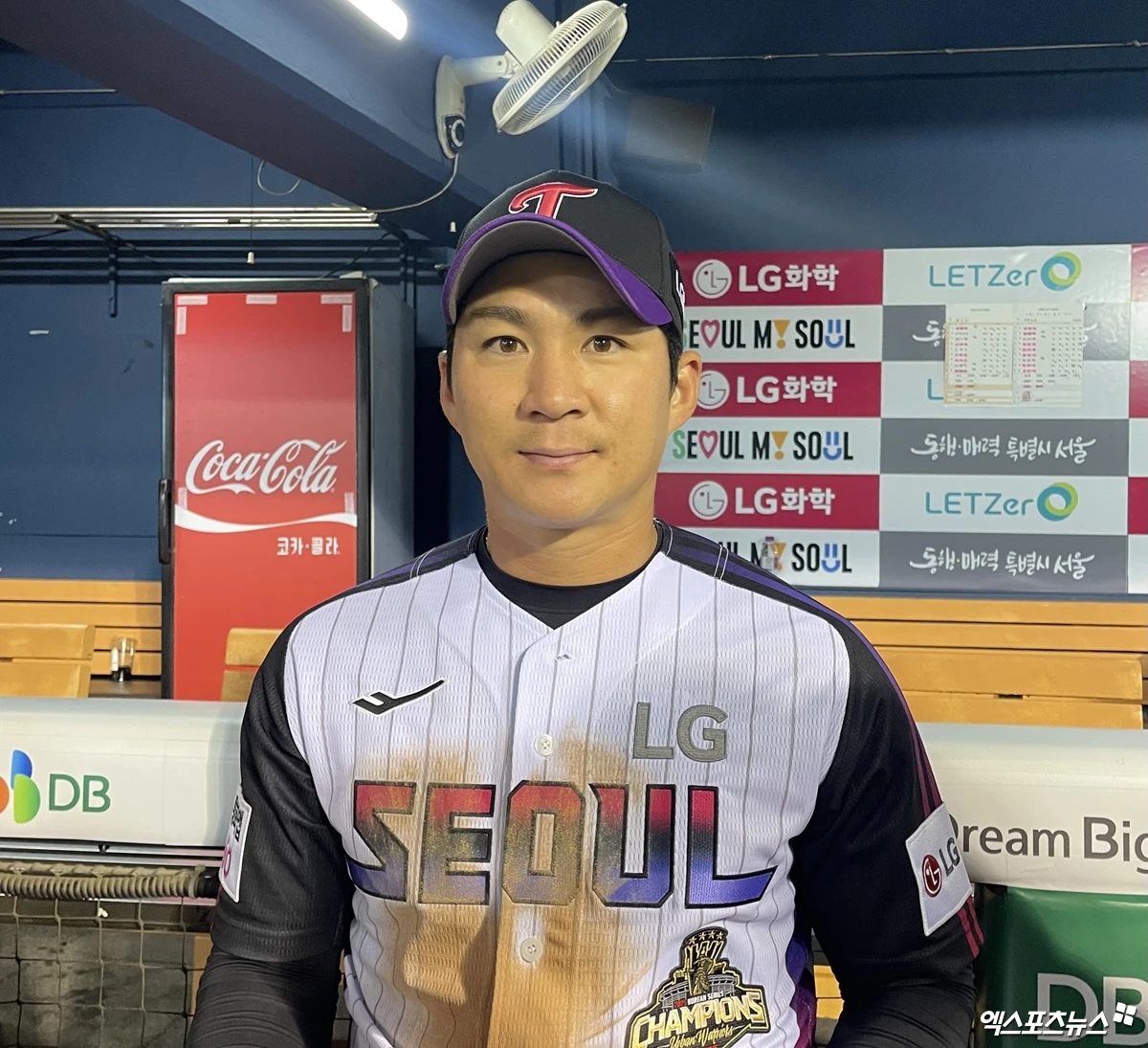LG 트윈스 오지환이 10일 서울 잠실야구장에서 열린 2026 신한 SOL Bank KBO 리그 정규시즌 SSG 랜더스와 홈경기를 마친 뒤 취재진과 인터뷰에 응하고 있다. 잠실, 김유민 기자