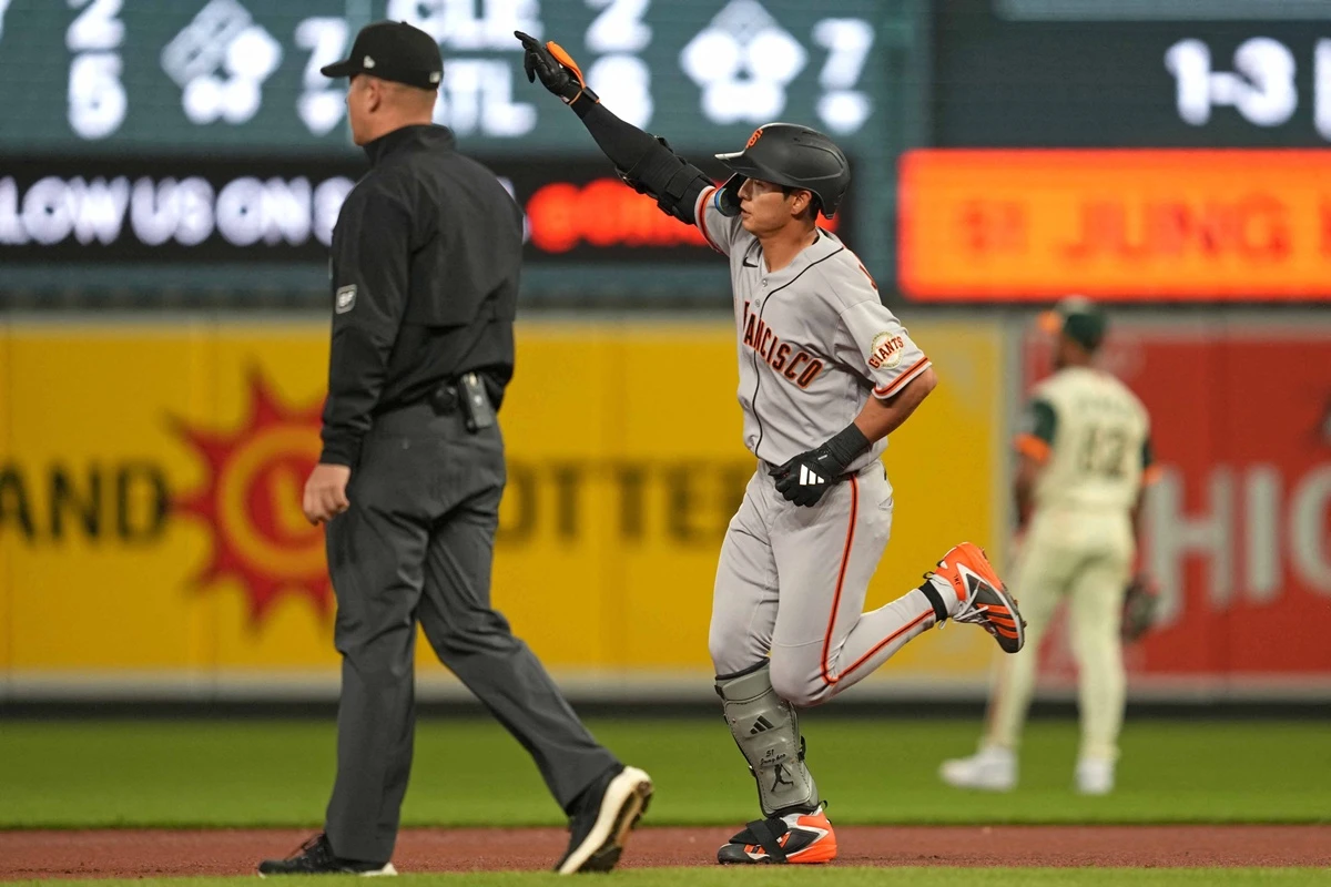 이정후는 11일 미국 메릴랜드주 볼티모어의 오리올 파크 앳 캠든 야즈에서 열린 볼티모어 오리올스와 2026 미국 메이저리그 정규시즌 원정경기에서 팀의 6번 타자 겸 우익수로 출전, 4타수 2안타 2타점 1득점을 기록했다. 2회 2루타에 이어 7회에는 마수걸이 홈런까지 터트렸다. 올 시즌 14번째 경기에서 나온 홈런포였다. 4월 월간 타율 0.083으로 부진하던 이정후는 오랜만에 멀티히트를 터트려 반등의 계기를 마련했다. 연합뉴스