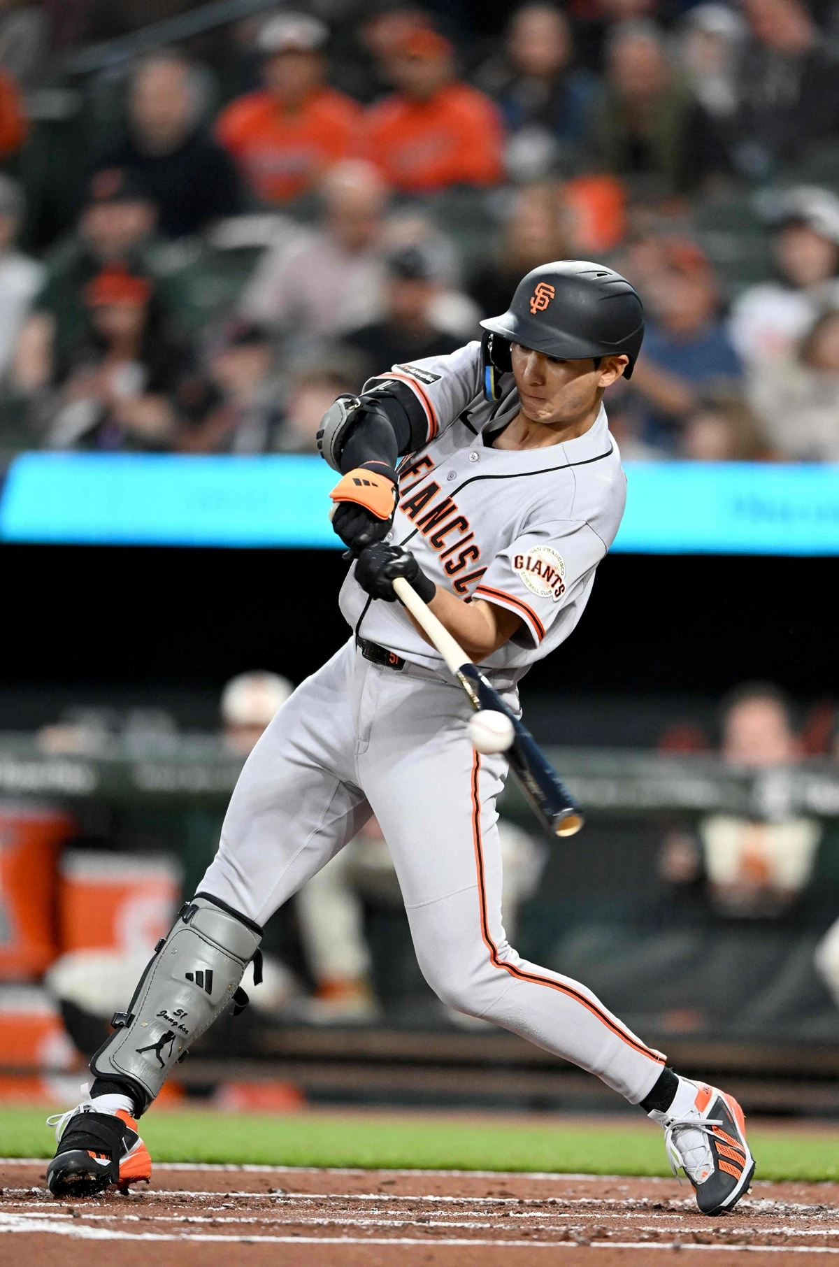 이정후는 11일 미국 메릴랜드주 볼티모어의 오리올 파크 앳 캠든 야즈에서 열린 볼티모어 오리올스와 2026 미국 메이저리그 정규시즌 원정경기에서 팀의 6번 타자 겸 우익수로 출전, 4타수 2안타 2타점 1득점을 기록했다. 2회 2루타에 이어 7회에는 마수걸이 홈런까지 터트렸다. 올 시즌 14번째 경기에서 나온 홈런포였다. 4월 월간 타율 0.083으로 부진하던 이정후는 오랜만에 멀티히트를 터트려 반등의 계기를 마련했다. 연합뉴스