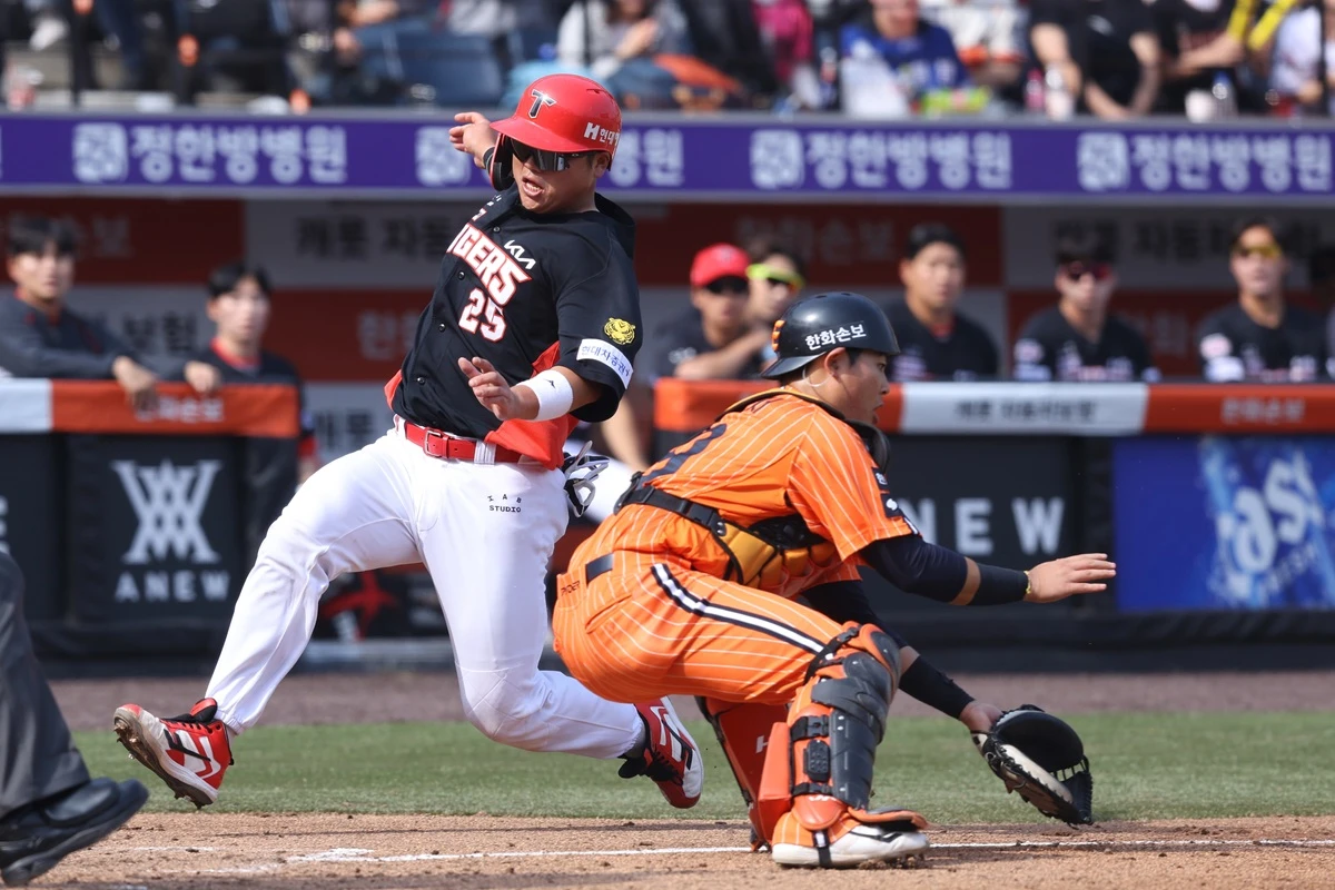 KIA는 11일 대전 한화생명볼파크에서 2026 신한 SOL뱅크 KBO리그 한화전을 치러 6-5로 승리했다. 3연승을 달린 KIA는 시즌 5승7패, 2연패에 빠진 한화는 시즌 6승6패를 기록했다. KIA는 8회초 박재현의 2루수 앞 내야 안타, 가브리엘 데일의 우전 안타로 무사 1, 3루 기회를 만들었다. 이후 상대 폭투로 한 점을 따라간 KIA는 이어진 무사 1, 2루 기회에서 김선빈의 페이크 번트 앤드 슬래시로 한 점을 더 보탰다. KIA는 무사 1, 3루 기회에서 김도영의 좌익수 방면 희생 뜬공으로 4-4 동점을 이뤘다. 이후 나성범의 우전 안타로 이어진 2사 1, 3루 기회에서 한준수의 중전 적시타로 5-4 역전에 성공했다. 대타 고종욱도 1타점 우전 적시타를 때려 한 점 더 달아났다. KIA 타이거즈