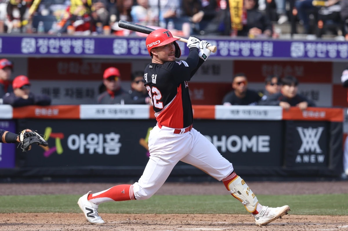 KIA는 11일 대전 한화생명볼파크에서 2026 신한 SOL뱅크 KBO리그 한화전을 치러 6-5로 승리했다. 3연승을 달린 KIA는 시즌 5승7패, 2연패에 빠진 한화는 시즌 6승6패를 기록했다. KIA는 8회초 박재현의 2루수 앞 내야 안타, 가브리엘 데일의 우전 안타로 무사 1, 3루 기회를 만들었다. 이후 상대 폭투로 한 점을 따라간 KIA는 이어진 무사 1, 2루 기회에서 김선빈의 페이크 번트 앤드 슬래시로 한 점을 더 보탰다. KIA는 무사 1, 3루 기회에서 김도영의 좌익수 방면 희생 뜬공으로 4-4 동점을 이뤘다. 이후 나성범의 우전 안타로 이어진 2사 1, 3루 기회에서 한준수의 중전 적시타로 5-4 역전에 성공했다. 대타 고종욱도 1타점 우전 적시타를 때려 한 점 더 달아났다. KIA 타이거즈