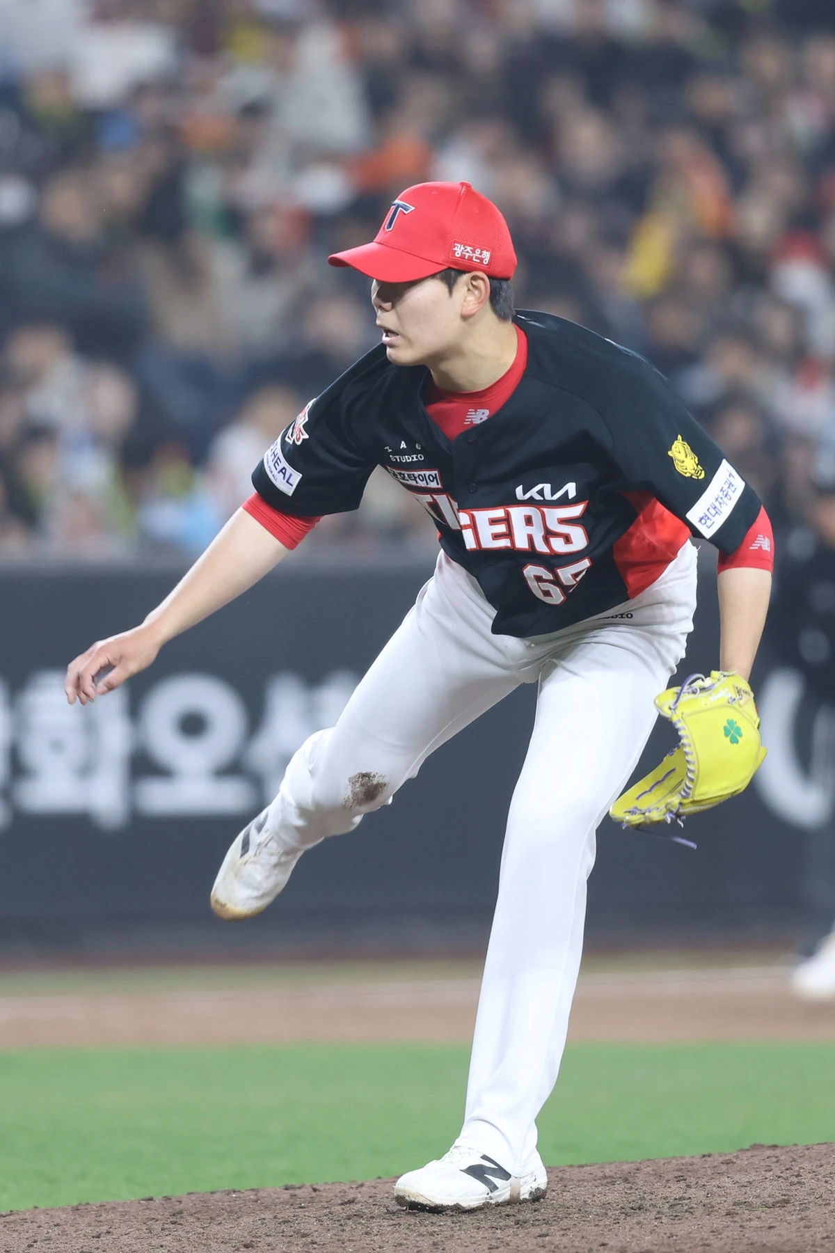 KIA는 11일 대전 한화생명볼파크에서 2026 신한 SOL뱅크 KBO리그 한화전을 치러 6-5로 승리했다. 3연승을 달린 KIA는 시즌 5승7패, 2연패에 빠진 한화는 시즌 6승6패를 기록했다. KIA는 8회초 박재현의 2루수 앞 내야 안타, 가브리엘 데일의 우전 안타로 무사 1, 3루 기회를 만들었다. 이후 상대 폭투로 한 점을 따라간 KIA는 이어진 무사 1, 2루 기회에서 김선빈의 페이크 번트 앤드 슬래시로 한 점을 더 보탰다. KIA는 무사 1, 3루 기회에서 김도영의 좌익수 방면 희생 뜬공으로 4-4 동점을 이뤘다. 이후 나성범의 우전 안타로 이어진 2사 1, 3루 기회에서 한준수의 중전 적시타로 5-4 역전에 성공했다. 대타 고종욱도 1타점 우전 적시타를 때려 한 점 더 달아났다. KIA 타이거즈