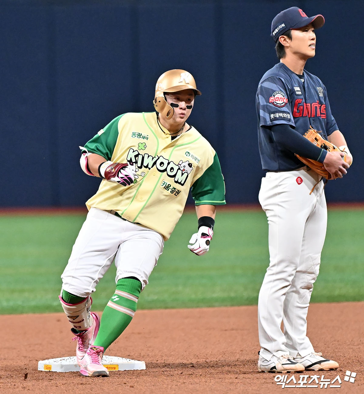 키움 히어로즈 베테랑 타자 최주환이 11일 서울 고척스카이돔에서 열린 2026 신한 SOL KBO리그 롯데 자이언츠와의 팀 간 2차전에서 1회말 1타점 적시타를 기록했다. 사진 김한준 기자