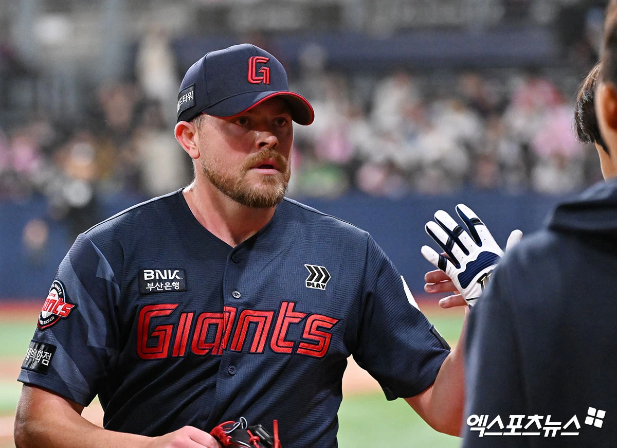 롯데 자이언츠 외국인 투수 제레미 비슬리가 11일 서울 고척스카이돔에서 열린 2026 신한 SOL KBO리그 키움 히어로즈와의 팀 간 2차전에 선발등판, 6이닝 1실점으로 호투했다. 사진 김한준 기자